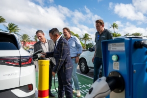 Hilton Aruba Caribbean a inaugural su stacion di carga pa auto electrico