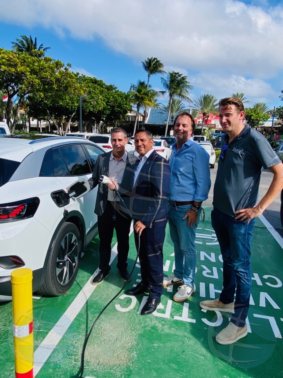 Minister Ursell Arends a desvela prome stacion publico pa carga auto electrico na Aruba