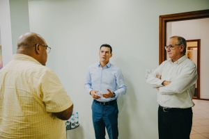 Caribbean Mercantile Bank ta contribui na Club Kibrahacha 60+ cu 10,000 florin pa e proyecto 'Telefoon pa adulto mayor'