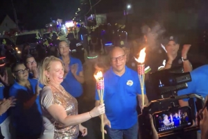 Cu cendemento di dos flambeu, e parada di Flambeu a inicia diasabra anochi