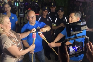 Cu cendemento di dos flambeu, e parada di Flambeu a inicia diasabra anochi