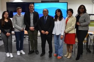 Minor Koninkrijksrelaties cu presentacion pa stimula e lasonan cu studiantenan 