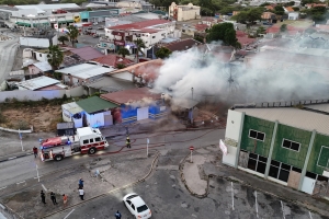 Baby Back Grill a kima completamente den centro di Oranjestad 