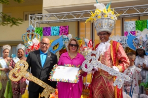 Prome Minister a traspasa mando na Prins y Pachonan pa dirigi carnaval 70