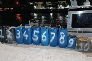 Wardacosta y Cuerpo Policial Aruba ta intercepta yola cu jerrycans