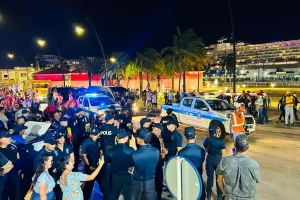 Polis tabata hopi ocupa cu detencion durante parada di Playa 