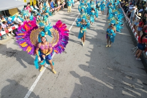 Final di carnaval 70 di Aruba tabata hopi colorido y largo  