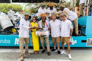 ATA a honra The Aruba Invaders durante parada di Oranjestad
