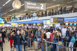 Schiphol ta experimenta cu control digital di pasaporte pa reduci fila