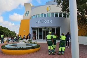 Na Corsou, trahadonan di compania di recoge sushi, Selikor ta den accion di protesta