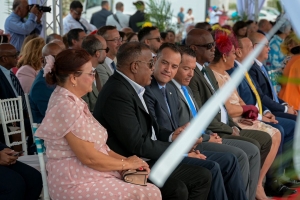 Varios dignitario di Corsou na celebracion protocolario pa Himno & Bandera di Aruba    