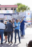 Grupo di ciudadano a protesta durante ceremonia protocolario
