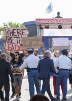 Grupo di ciudadano a protesta durante ceremonia protocolario