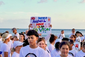 Grupo grandi di persona a participa den marcha contra maltrato di bestia 