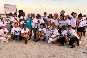 Grupo grandi di persona a participa den marcha contra maltrato di bestia 