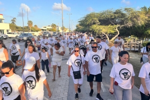 Grupo grandi di persona a participa den marcha contra maltrato di bestia 