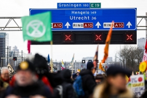 Grupo di accion kier blokea un ader principal di Amsterdam riba Dia di Rey  
