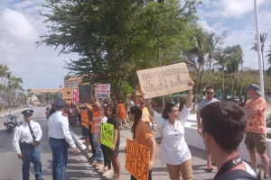 Grupo a protesta pa Medio Ambiente riba Dia di Rey na acto protocolario  