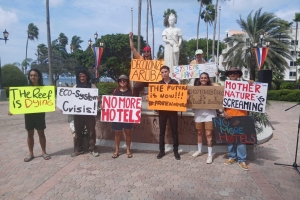 Grupo a protesta pa Medio Ambiente riba Dia di Rey na acto protocolario  