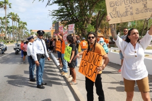 Grupo a protesta pa Medio Ambiente riba Dia di Rey na acto protocolario  