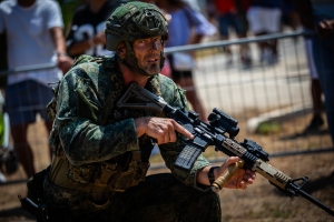 Atrobe miles di persona a bishita Open dag di Marinierskazerne na Savaneta 