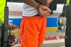 Polis a haci detencion den caso di tiramento dilanti Tio Pepe Bar  