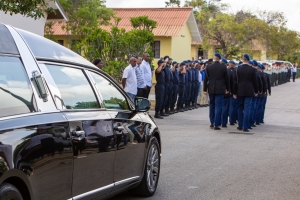 Marina Real na Corsou a despedi di nan colega asesina, Toon Brood formando guardia di honor