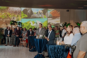 Durante entrega di Fase 1 di Gateway 2030, Aeropuerto Reina Beatrix a dispidi di su director  