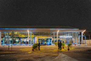 Durante entrega di Fase 1 di Gateway 2030, Aeropuerto Reina Beatrix a dispidi di su director  