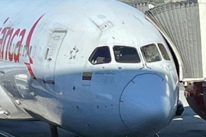 Buelo di Avianca bayendo Medellín a haci un aterisahe di emergencia: e bentana di e piloto a kibra