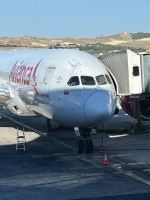 Buelo di Avianca bayendo Medellín a haci un aterisahe di emergencia: e bentana di e piloto a kibra