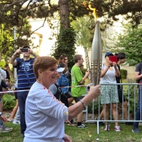 Miembro di Comite Ehecutivo di IOC Nicole Hoevertz a forma parti di relevo di antorcha Olimpico 