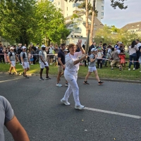 Miembro di Comite Ehecutivo di IOC Nicole Hoevertz a forma parti di relevo di antorcha Olimpico 