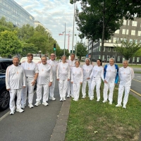 Miembro di Comite Ehecutivo di IOC Nicole Hoevertz a forma parti di relevo di antorcha Olimpico 