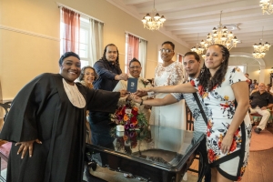 Prome pareha di mesun sexo a scirbi historia cu nan casamento na Corsou 