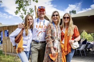 Famia Real animando atletanan di Hulanda na Olimpiada na Paris 