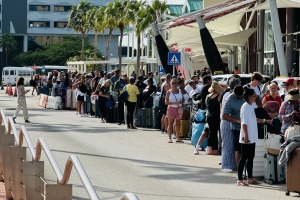 Aeropuerto a habri diasabra cu rijnan largo di pasahero cla pa biaha bek nan destino 