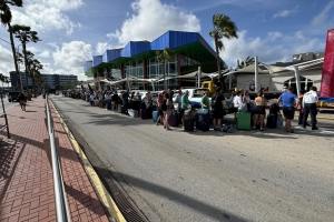 Aeropuerto a habri diasabra cu rijnan largo di pasahero cla pa biaha bek nan destino 