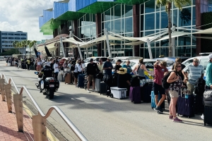 Aeropuerto a habri diasabra cu rijnan largo di pasahero cla pa biaha bek nan destino 