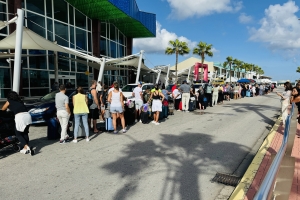 Aeropuerto a habri diasabra cu rijnan largo di pasahero cla pa biaha bek nan destino 