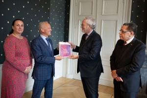 Raad van State a entrega conseho riba Statuut na secretario di estado Szabó