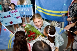 Miss Universe Aruba Anouk Eman a bolbe Aruba di su presentacion na Miss Universo  