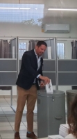 Lider di ACCION21 Miguel Mansur a deposita su voto acompaña pa famia y miembronan di partido