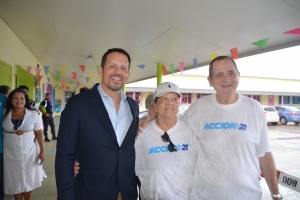 Lider di ACCION21 Miguel Mansur a deposita su voto acompaña pa famia y miembronan di partido