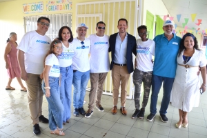 Lider di ACCION21 Miguel Mansur a deposita su voto acompaña pa famia y miembronan di partido