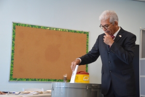 Gobernador interino SE Agustin Vrolijk a deposita su voto na Santa Cruz
