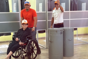 Lider di partido PPA Otmar Oduber acompaña pa su mama y yiu a deposita su voto na Dominicus College