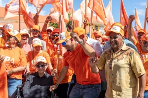 Lider di partido PPA Otmar Oduber acompaña pa su mama y yiu a deposita su voto na Dominicus College