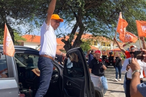 Lider di partido PPA Otmar Oduber acompaña pa su mama y yiu a deposita su voto na Dominicus College