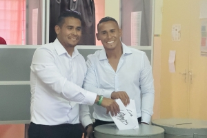 Completo cu un parada chikito y brassband, Wendrick Cicilia (AVP) a vota na Pos Chiquito 